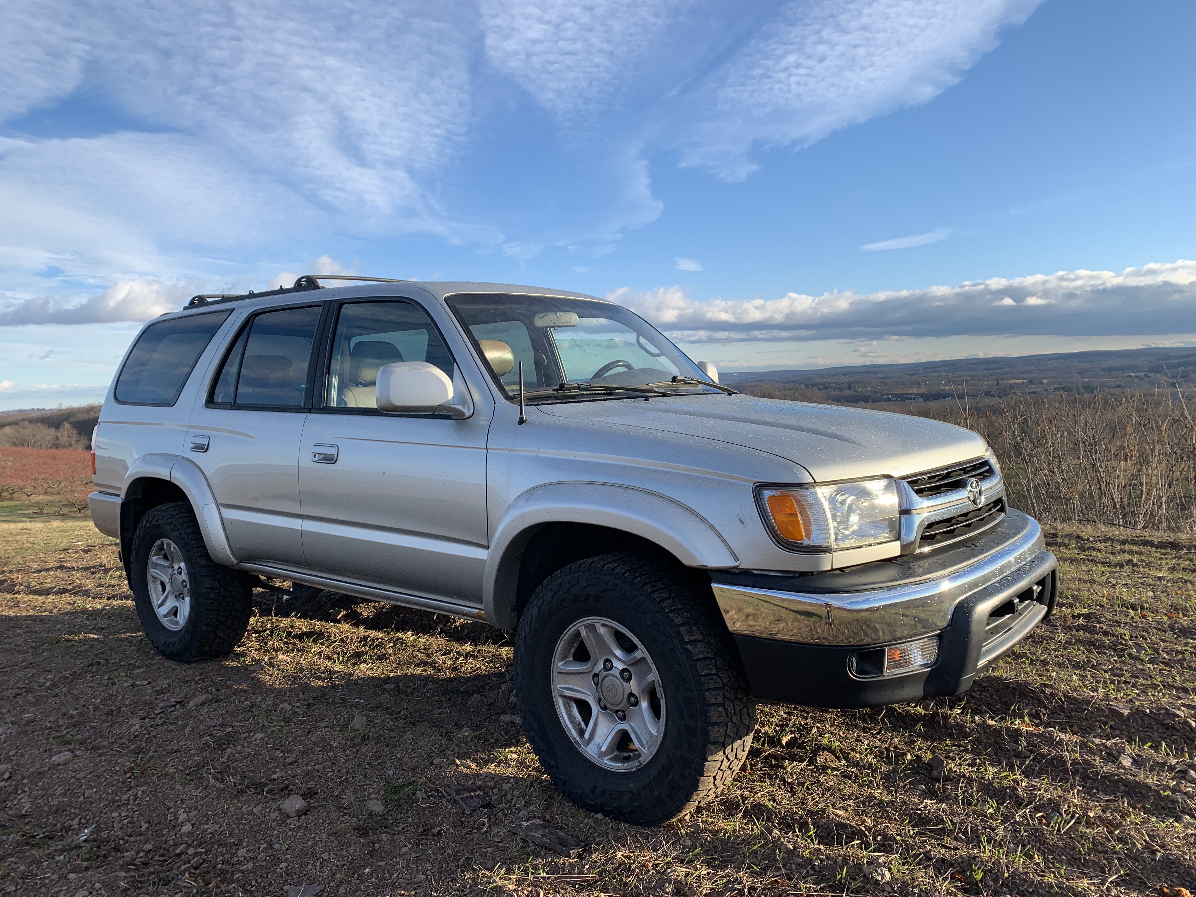 2002 Toyota 4Runner SR5 THIRD GENERATION - 3rd Gen 3.4L V6 4×4 - BEAUTIFUL - RUNS GREAT - HIGH MECHANICAL BASELINE - New Timing Belt, New Waterpump, New Head Gaskets, New Radiator, New Alternator, New Brakes, New Valve Cover Gaskets, New Wildpeak Tires, New Shocks, New Muffler / Exhaust, New HID Headlights, Frame is Clean and solid, Cleaned and Undercoated - MORE — photo 4